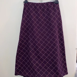 kjol - superfin lila midi/maxi kjol med orange detaljer 