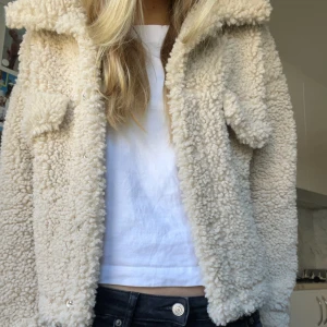 Teddy jacka - Säljer denna teddyjacka eftersom att jag inte använder den. Den är perfekt nu till våren och den är inte jätte tjock💗skriv för frågor eller fler bilder💗
