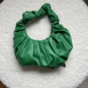 Väska - Jättefin liten väska, har tyvärr aldrig kommit till användning  Ca 30 x 15 i mått