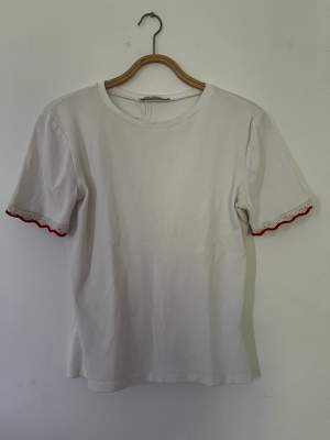 En gullis T-shirt från Zara som knappt blivit använd. Söta detaljer på armarna