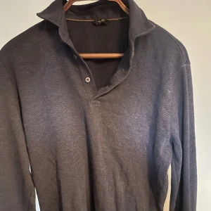 Massiom dutti tröja - Säljer tröjan för den har blivit för liten. Är lite skrynklig men de går att fixa. Annars är tröjan hel och helt perfekt för användning.