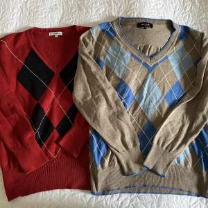 Två stycken finstickade vintage tröjor med rutor. Båda är i M men den röda är lite mindre i storleken. Köp en för 100 kr, båda för 150 kr.