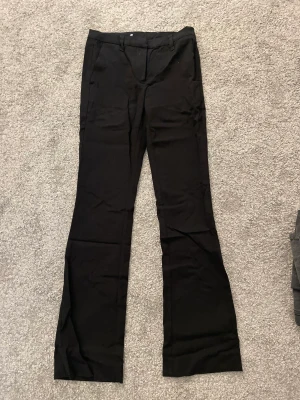 Lågmidjade kostymbyxor  - Säljer lågmidjade kostymbyxor i storlek 34, bootcut, köpta från asos