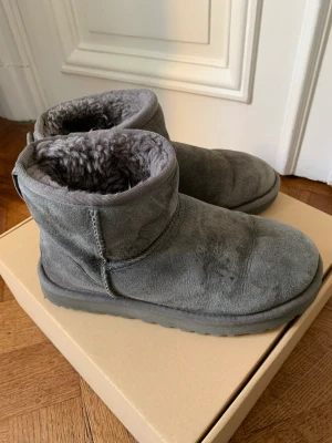 Uggs  - Sälje mina gråa uggs. Har haft de i 2år så de är lite slitna. Skriv för frågor🤍