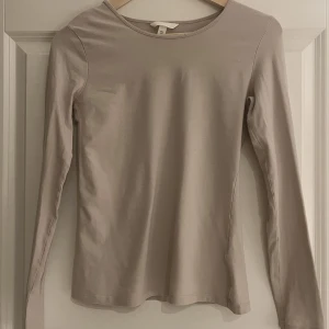 Hm tröja - Säljer denna beiga långärmade tröja i t-shirt material inga defekter aldrig andvänd!