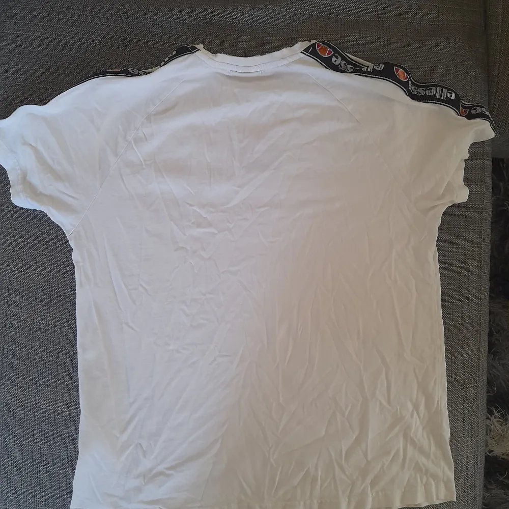 En vit Ellesse T-Shirt med text! Använd ett fåtal gånger och är i bra skick! . T-shirts.