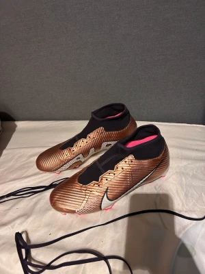Nike air zoom mercurial varor 15 PRO fotbollsskor - Säljer dessa då de inte används längre. Köptes i somras och använda typ 5 ggr. Skosnörena syns på bild och medföljer.