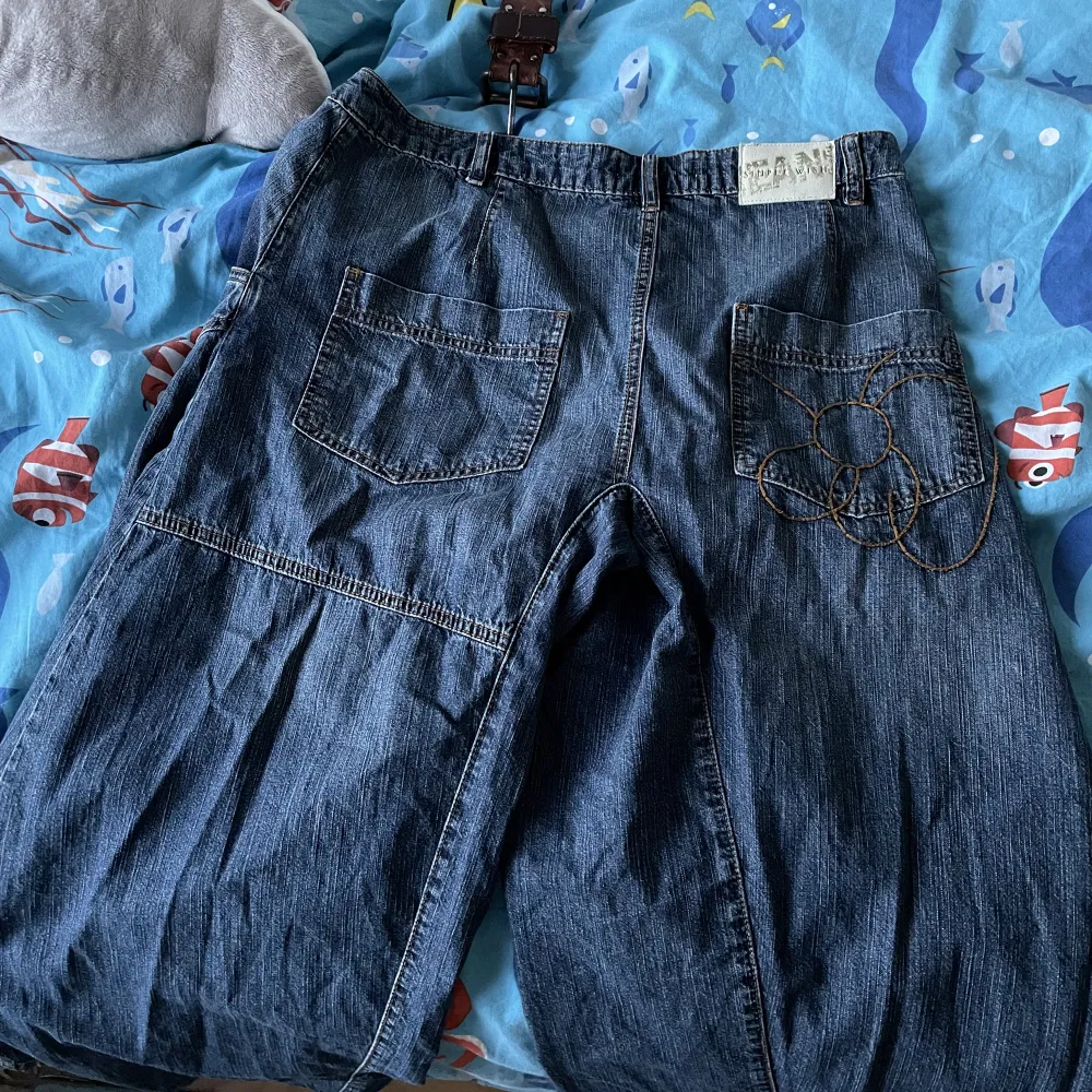 Fina jeans som är köpta på second hand☺️ Säljer eftersom de är för stora för mig. Jag är 161 cm lång och de är lite långa för mig. Det är vara skriva om du har frågor 🤗. Jeans & Byxor.