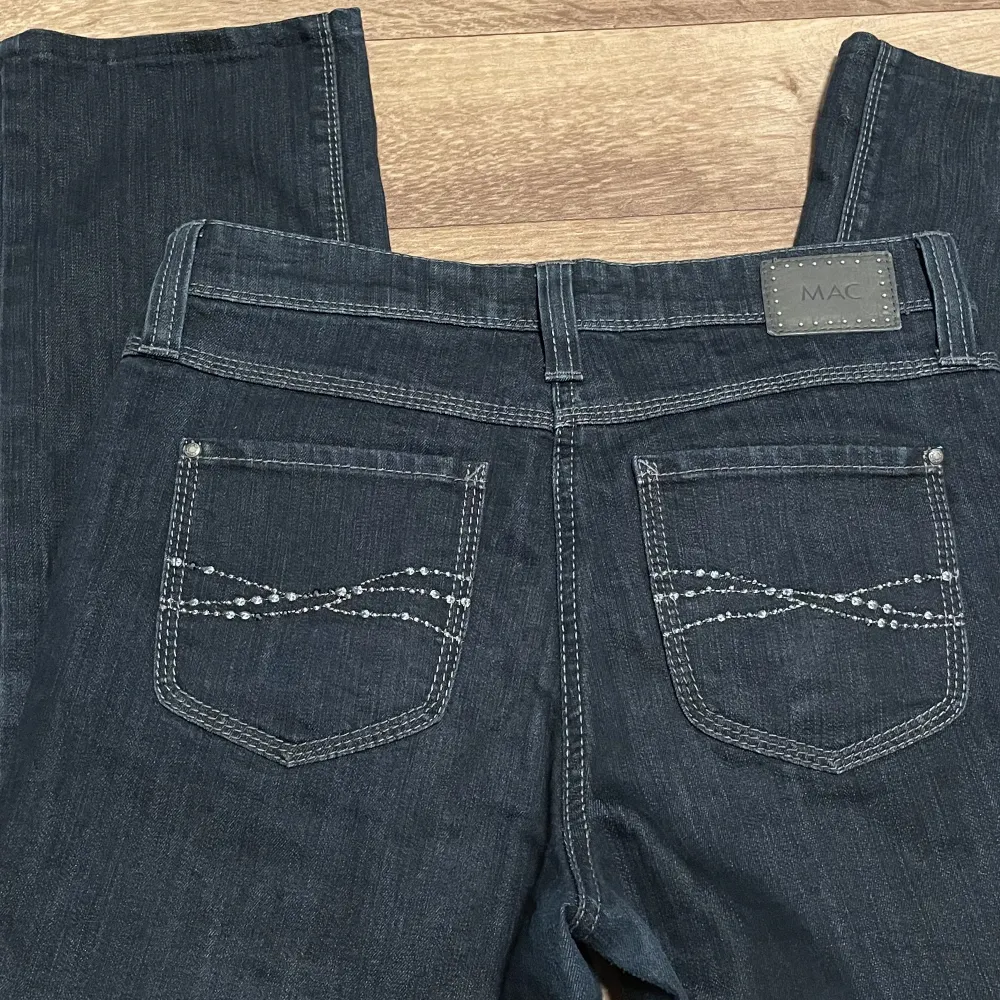 Snygga midwaist jeans från MAC med glitter mönster på fickorna❤️ midjemått: 38cm innerbenslängd: 64cm. Kontakta mig om ni har några frågor<3. Jeans & Byxor.
