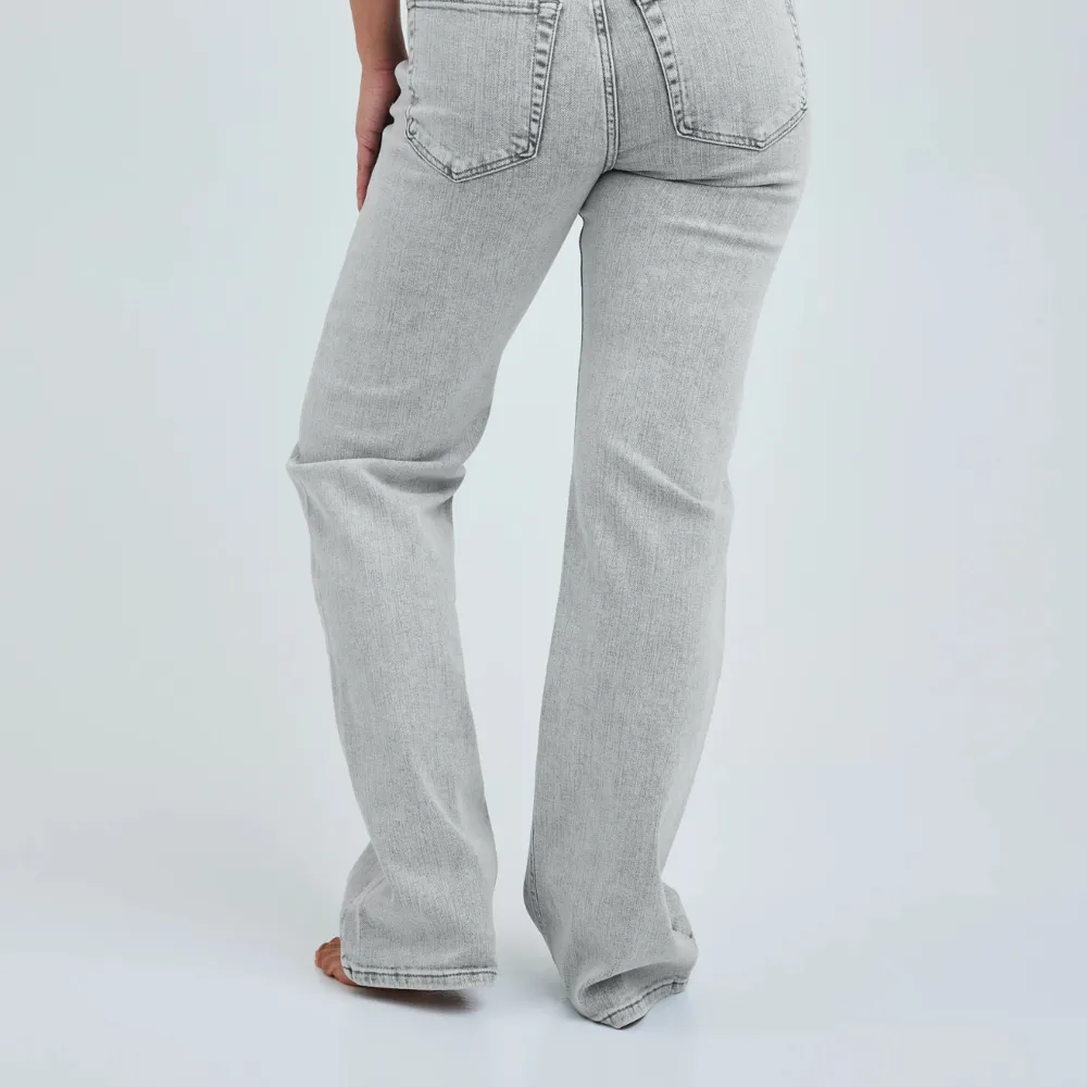Säljer dessa jeansen jeansen / Storleken är, waist 31 längd 32, alltså storlek m o är superbra i längden osv, använda typ två gånger så är inprincip helt nya 💗 Nypris 699 ;-. Jeans & Byxor.