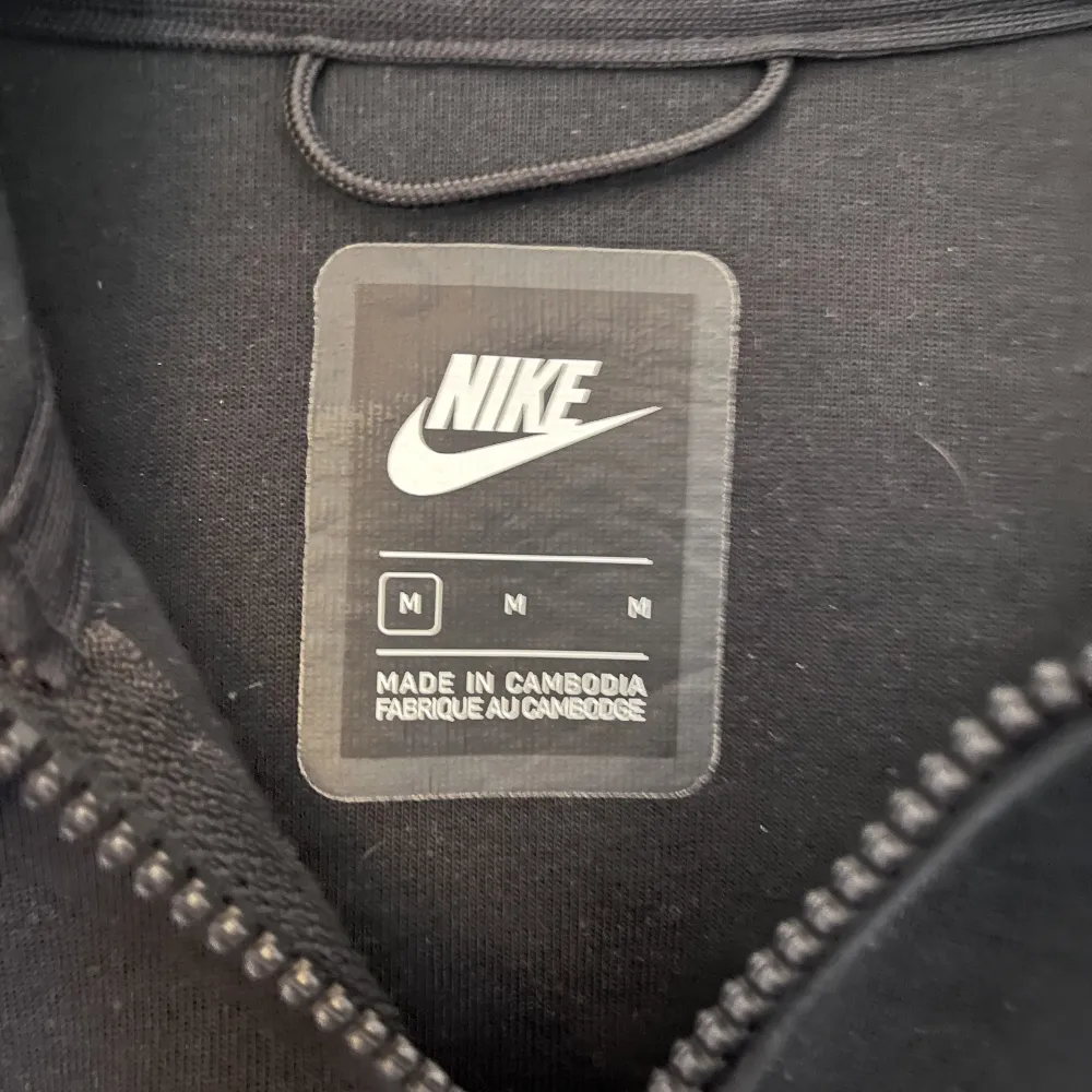 Säljer min svarta Nike tech då jag knappt använder den och tycker den är lite för stor. Den är fortfarande väldigt bra skick!!Nypris 1250kr ish, säljer för 550kr men kan också byta mot en S! Skriv om du har frågor!!!. Hoodies.