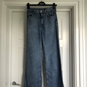 Jeans - Super snygga mörkblå utsvängda jeans!🥰hide Waist och Denim