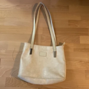 Beige väska  - Beige väska från leduc. 