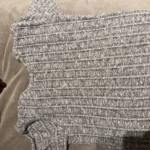 Grå T-shirt  - Grå T-shirt, lappen är borta men den är k ett tjockare stickat material! Skriv för fler bilder🥰