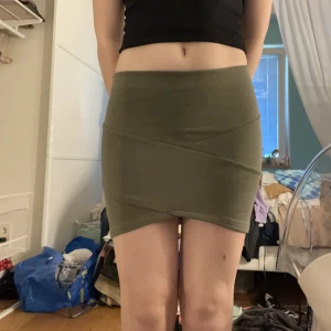 Gröna shorts  - Säljer denna kjol då den inte kommer till användning. Jag står ej för kostanden på frakten. Priset kan ej diskuteras.