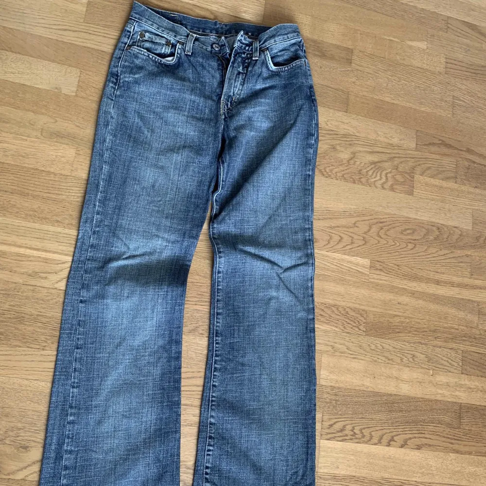 As snygga jeans som tyvärr är för små för mig, mycket bra skick och knappt använda💞. Jeans & Byxor.