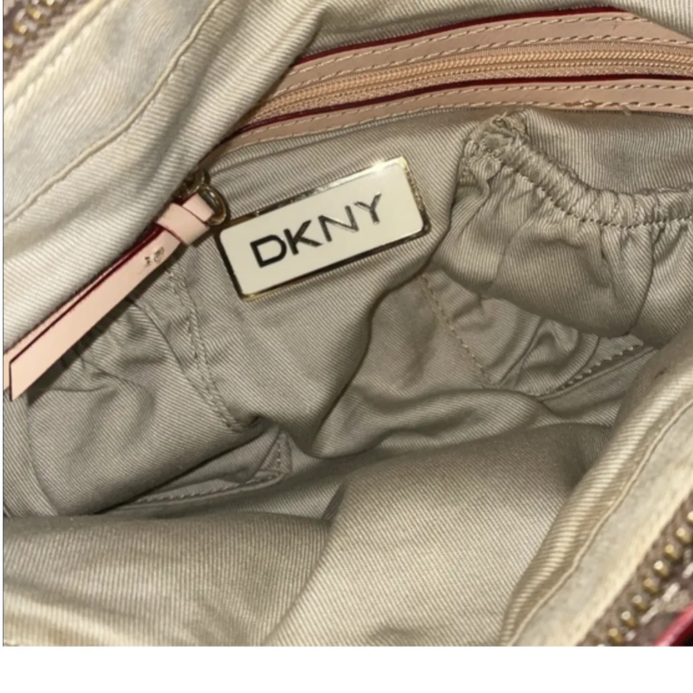 Säljer denna fina väska från dkny, köpt secondhand detta är inte mina bilder skriv privat om ni är intresserade 💕 Den har några små defekter . Väskor.