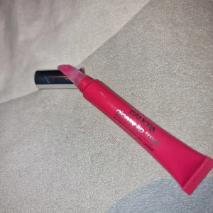 Lipgloss - Oanvänt super fin, men inte riktigt min färg🥰 Enbart öppnad för att swatcha på papper.