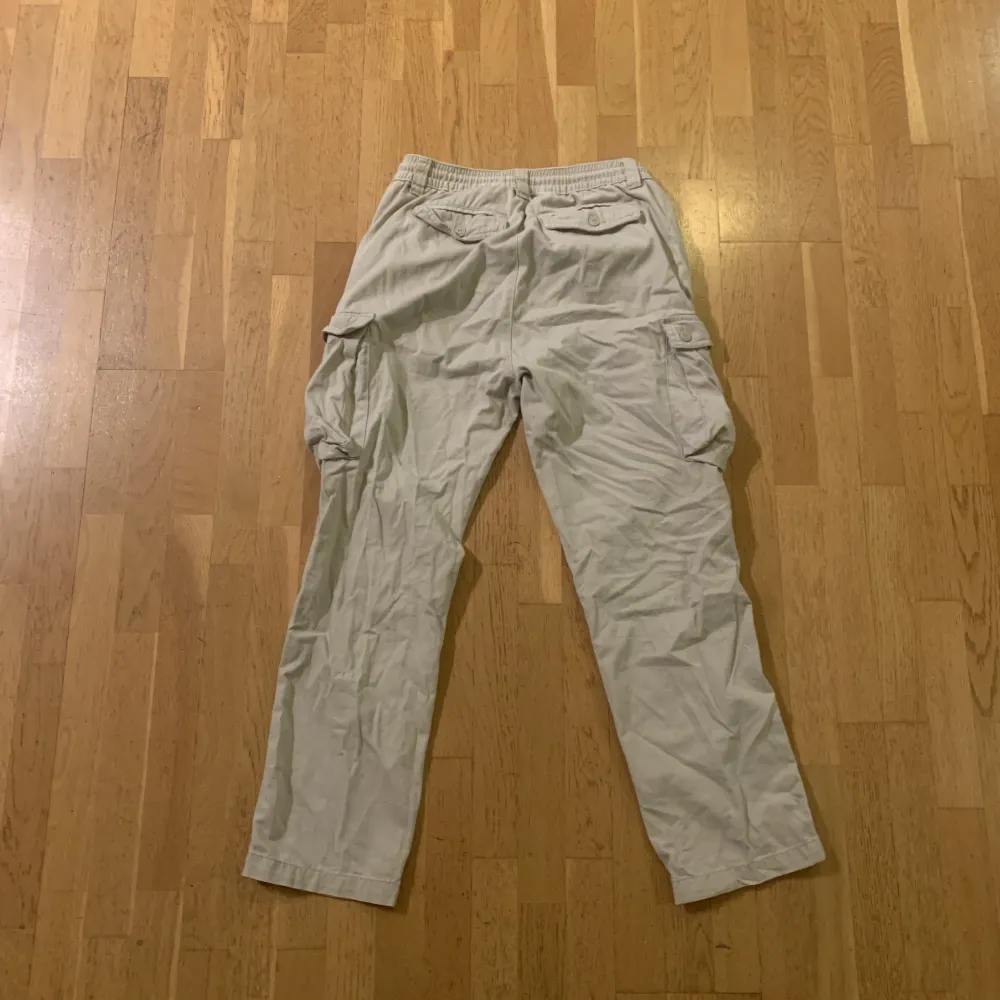 Säljer dessa Cargobyxor då de inte passar min stil längre. De är sparsamt använda och i bra skick. Jeans & Byxor.