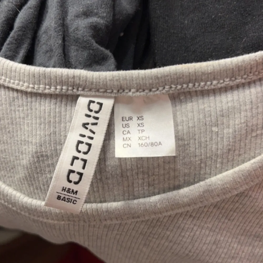 Säljer denna gråa T-shirt ifrån hm då den inte används. Jag står ej för kostanden på frakten. . T-shirts.
