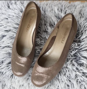 Italienska skor i mocka/läder, storlek 39 - Fina och bekväma skor med stötdämpande gummisula. Lite glittriga. Ljusbrun/sand färg. Sparsamt använda.  Made in Italy.