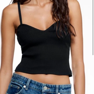 Ribbad topp  - Ribbad topp från zara i storlek S. relativt små i storleken så passar även XS. använd enstaka gång så i superfint skick. 