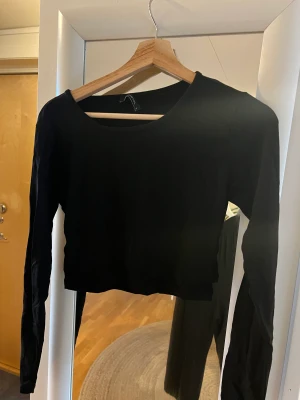 Set. - Set med topp och byxor. Aldrig använda. Köparen står för frakt 