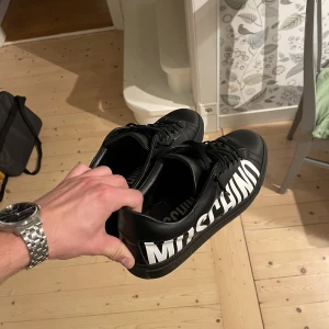 Moschino Skor - Tja! Säljer av dessa väldigt sparsamt använda Moschino skor! Skick 8,5/10. Allt og finns kvar dvs box, dustbag och laces. Alling medföljer! Bara att skriva vid funderingar!