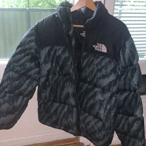 North Face Jacka - Grön/Svart north face jacka i bra skick. Strl M. Köpt för ungefär 3000kr