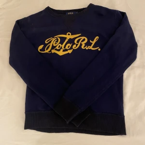 Ralph lauren tunn stickad tröja - Säljer min skit snygga tunna Ralph Lauren tröja då den it kommer till användning✨