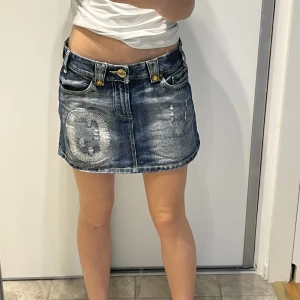 mini kjol - säljer denna thriftade mini kjolen från Vogher Jeans då den är för stor för mig. Midjemått: 36cm Längd: 32cm 
