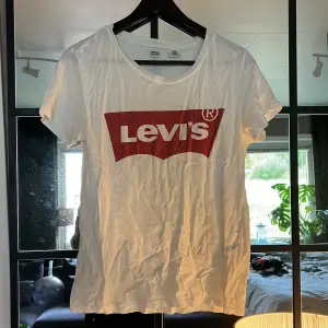 Levis T-shirt. Fint bagagnat skick.