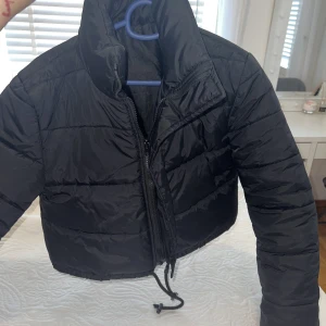 Jacka - Säljer denna jackan jag köpte från shein. Storlek Xs