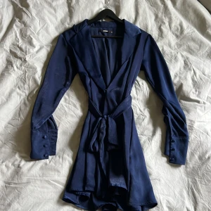 Marinblå sidenklänningar  - Marinblå sidenklänning i fint skick. Storlek XS