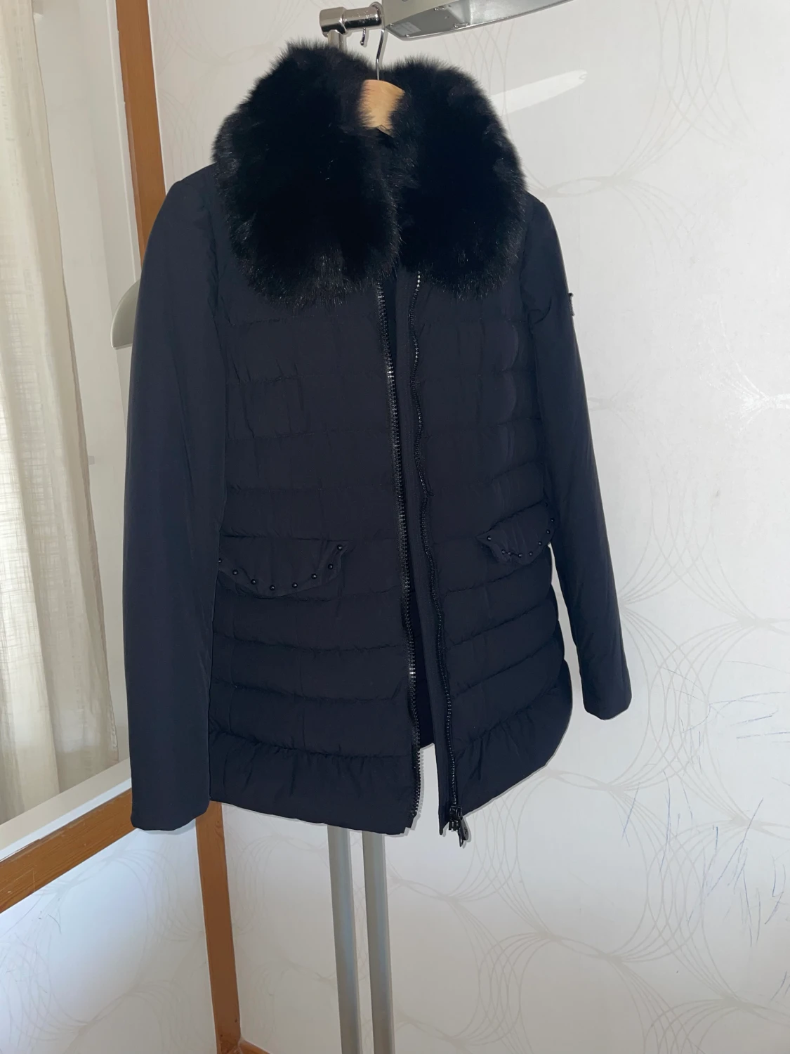 Jacka svart med pälskrage av räv st 42 IT / 36 EU - 90