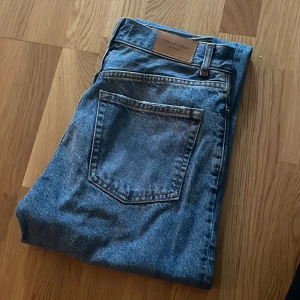 jeans loose fit - Supersnygga jeans som tyvärr är lite för små för mig. Loose fit.