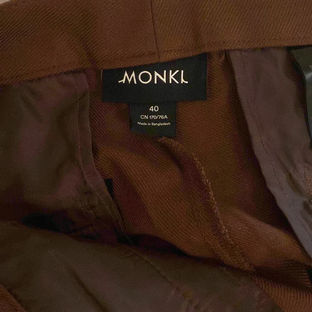 Bruna kostymbyxor från monki, knappt använda🫶. Jeans & Byxor.