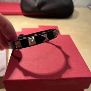 Valentino Armband  - Utmärkt skick. Finns kvitto, box och extra taggar! Nypris 3000kr