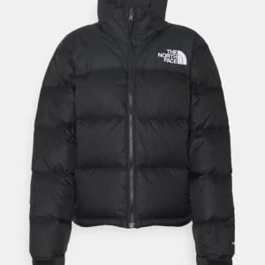 The north face jacka - Super fin jacka från The North Face! Använd fåtal gånger så den är i bra skick💕köpt på zarlando för 3695kr! Skriv privat om du har frågor eller vill ha egna bilder, pris kan diskuteras💕storlek M men den passar mig som i vanliga fall har S/XS