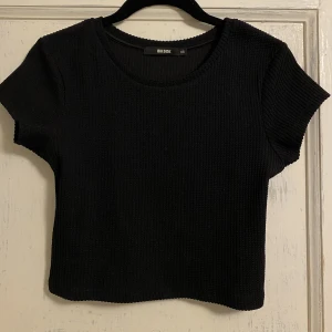 Svart croppad t-shirt - Svart croppad t-shirt. Bra skick.