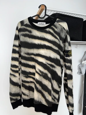 Stone Island Sweatshirt - Sweatshirt från Stone Island. Storlek: M Skick: 9/10 Otroligt fint skick på detta sällsynta plagg.