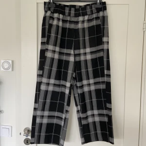 Byxor med resår  - Pläd byxor med resårband. Två fickor fram med blixlås. Lite korta i benen på mig, 168cm. Perfekta till höst! Skriv om fler bilder eller frågor!💗