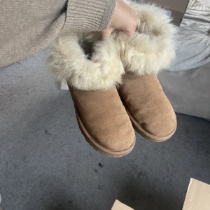 Uggs - Bruna uggs i färgen ”chestnut” med päls. Använda men i fint skick. Frakt tillkommer. 