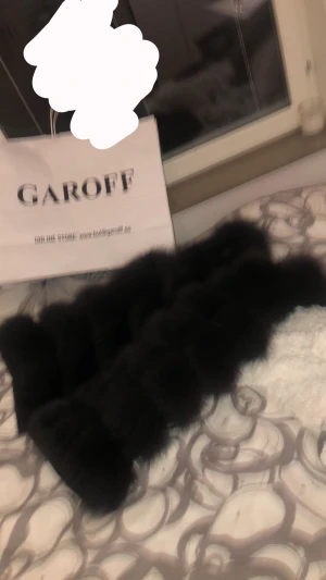 Pälsväst - Köpt för 2 år sedan på Garoff. Äkta kanin päls. Köpt för 2 600kr. 