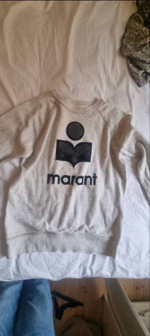 Isabell marant tröja - Hej säljer denna jättefina tröjan från Isabell marant i storlek 34 har använt men det är jätte fint skick.säljer för att jag inte använder den så mycket längre köpte den för ungefär 2700kr och det är lite slitet på märket men det har inga fläckar ❤️❤️❤️❤️