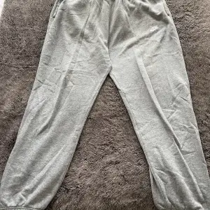 Grå sweatpants från Nike i storlek XL. Fint skick!