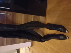 Jätte fint stövlar str 38. Ny skick  - Jag har nya stövlar till salu, köpte Gina Tricot, år 2022. Storlek 38. Mobil 0793537427. Välkommen