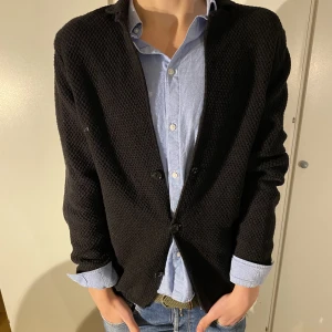 Massimo dutti - En skön Massimo dutti cardigan| skick 7,5/10| strl M| nypris: 1000 vårt pris: 499| hör av dig vid frågor eller funderingar🤗