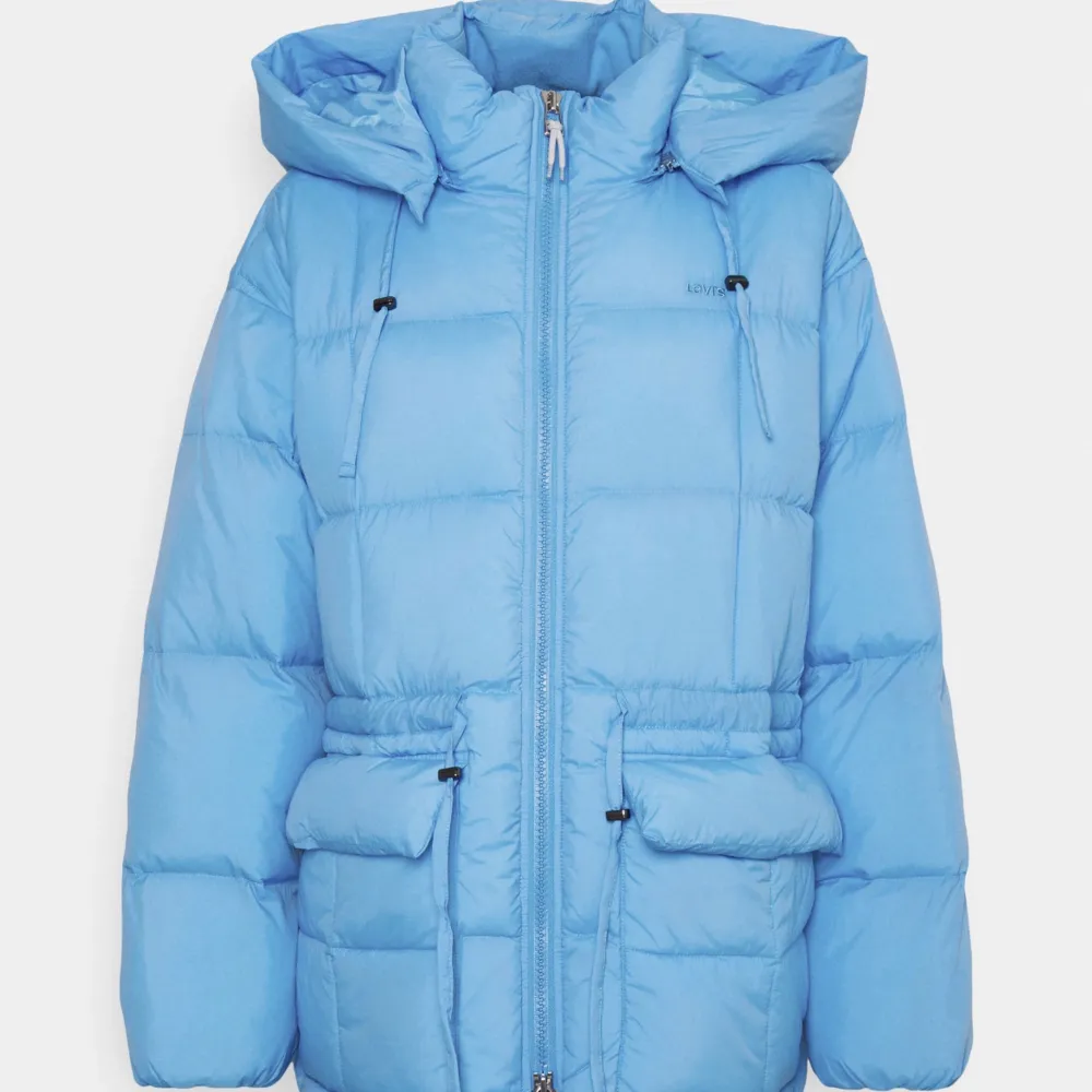 Säljer denna ljusblåa levis jackan som jag använt ett fåtal gånger men säljer pågrund av att jag inte använder den längre. Jätte varm till vintern och sitter super fint. Nypris: 2 349kr. Jackor.