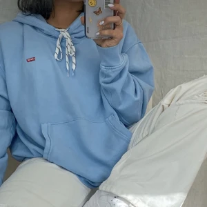 Ljusblå hoodie - Säljer denna hoodie från levis då jag inte använder den så ofta. Sitter snyggt och är varm till vinter. Bilderna är lånade.